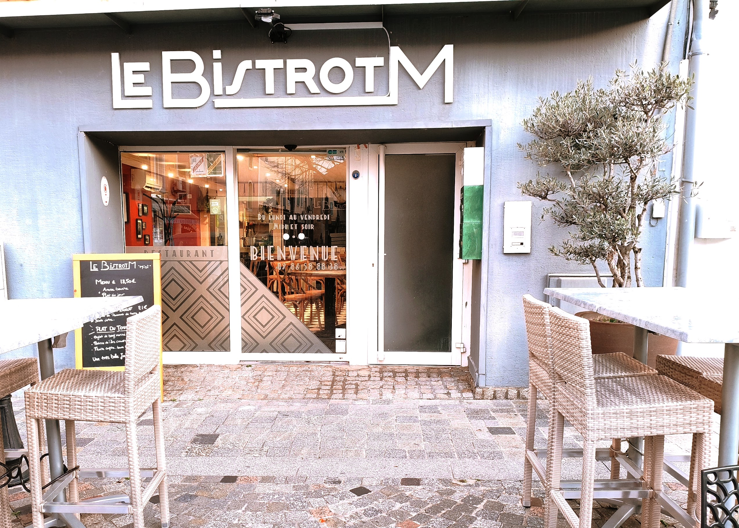Façade et terrasse du restaurant Le Bistrot M, place Xavier-Taillade à Pierrelatte