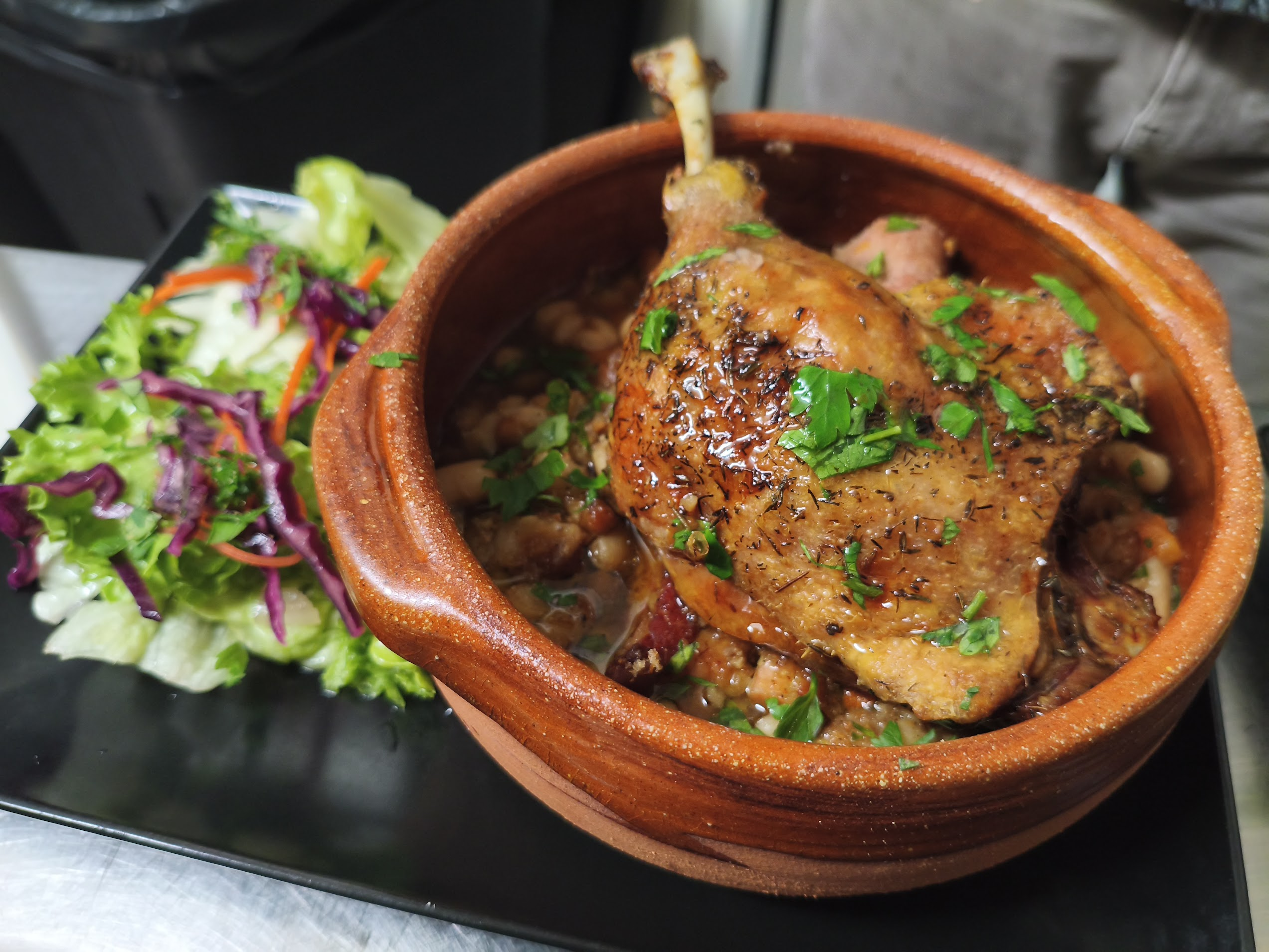 Volaille rôtie en cocotte accompagnée de salade au Bistrot M à Pierrelatte