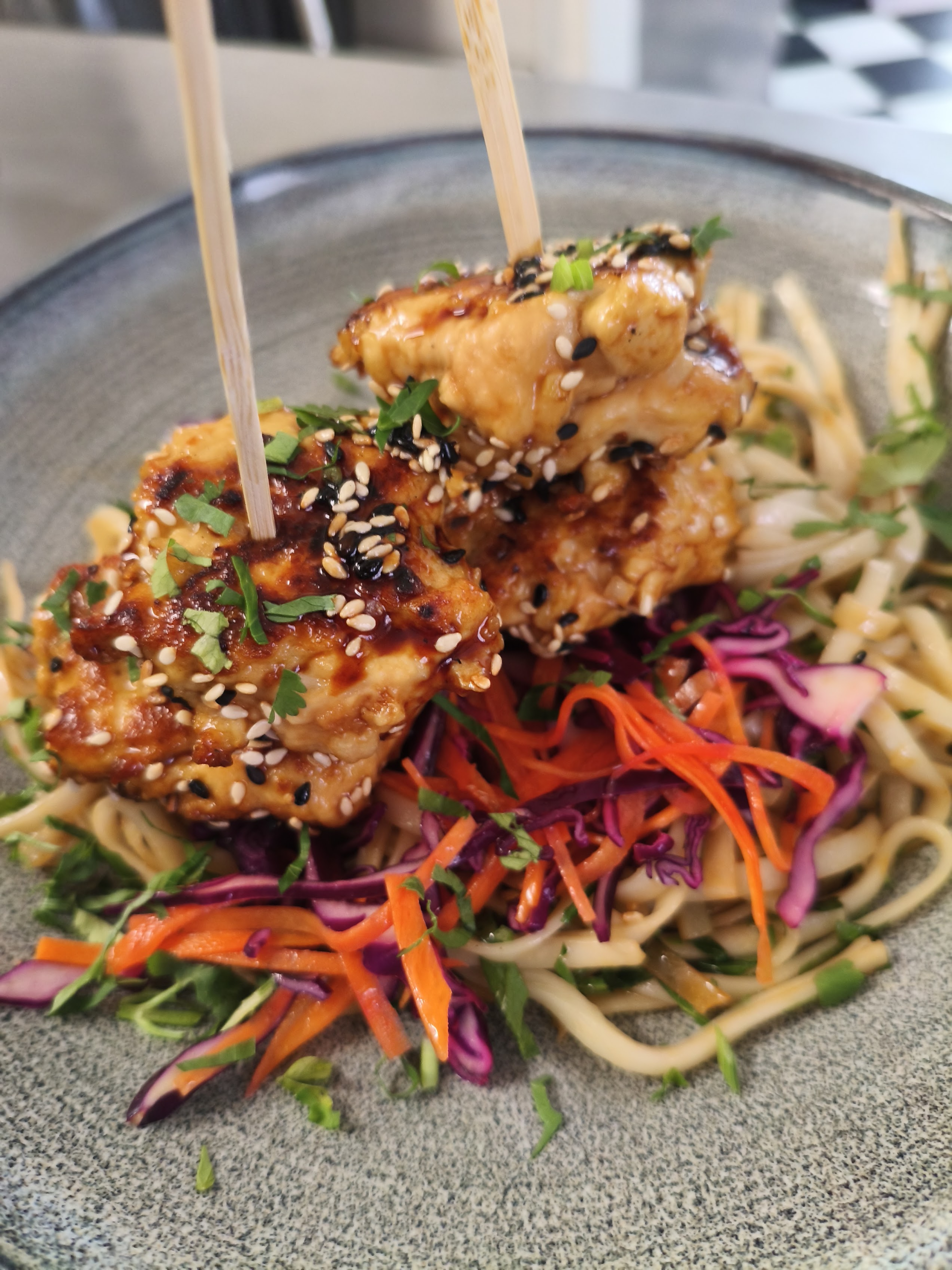 Brochettes laquées au sésame, nouilles et légumes croquants au Bistrot M à Pierrelatte