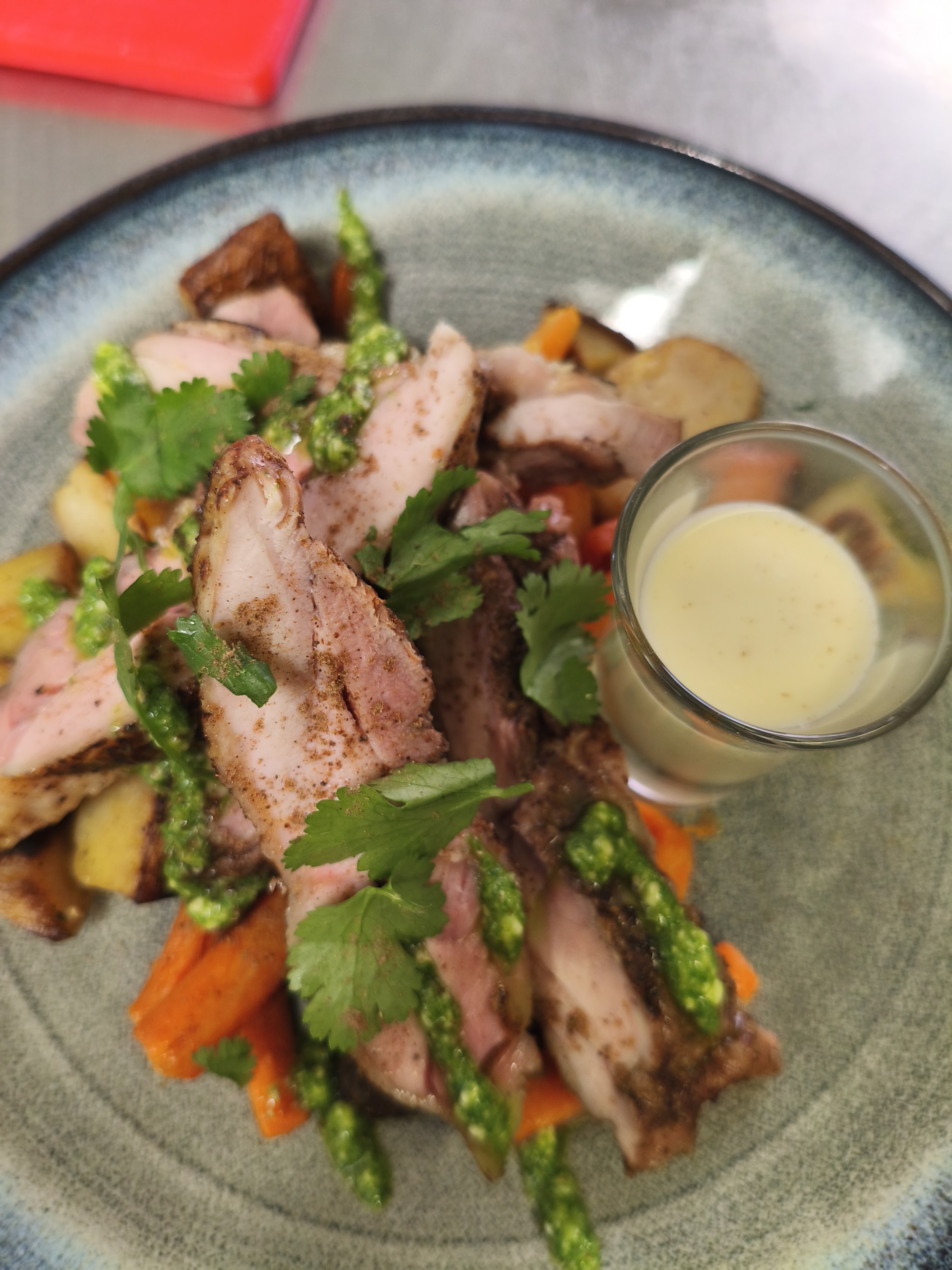 Viande rôtie tranchée, légumes de saison et sauce au Bistrot M à Pierrelatte